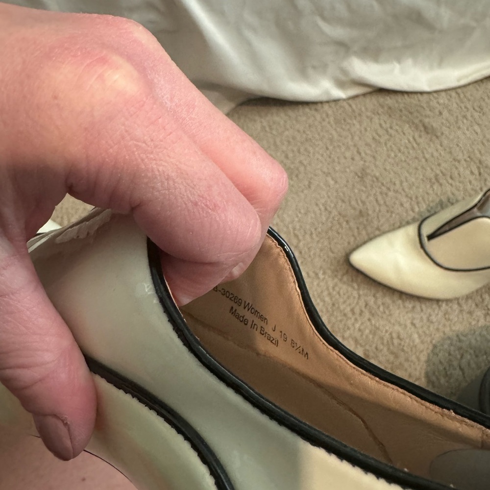 Johnston & Murphy Cream and Black Heels with Pointed Toe - Picture 3 of 3